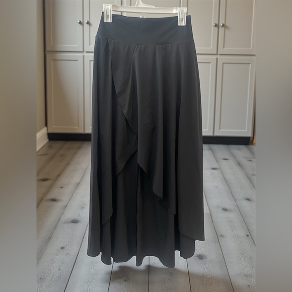HALARA Breezeful High Waisted Ruffle 2-in-1 Maxi Skirt Black – Built-In Shorts - Picture 7 of 7